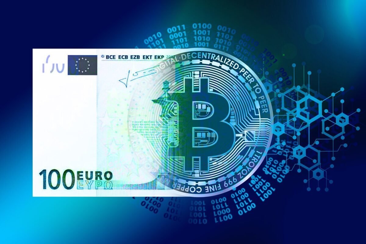 Banconota da 100 euro che si fonde con il simbolo del Bitcoin, rappresentando il concetto di euro digitale.