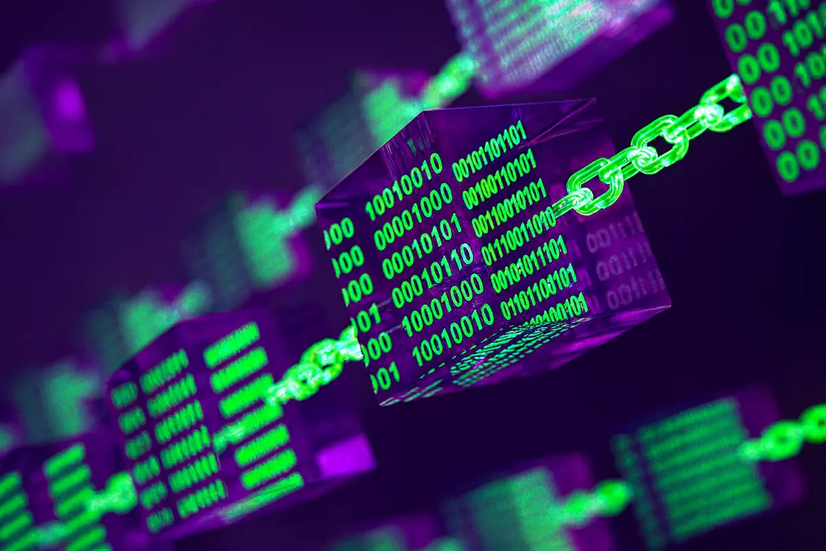 La blockchain come nuovo garante della fiducia assicurativa: rappresentazione astratta di blocchi digitali collegati da catene verdi e viola.